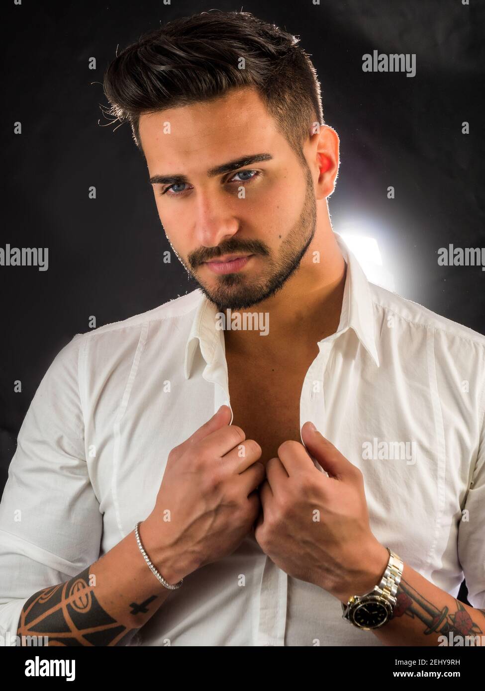 Schöner junger Mann mit elegantem Hemd im Studio Stockfoto