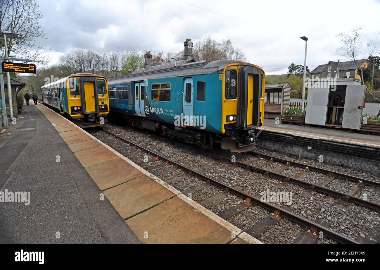 Passagiere, die in den DMU-Zügen der Klasse 153 in Llanwrtyd Wells einsteigen Bahnhof im Herzen von Wales Bahnlinie Stockfoto