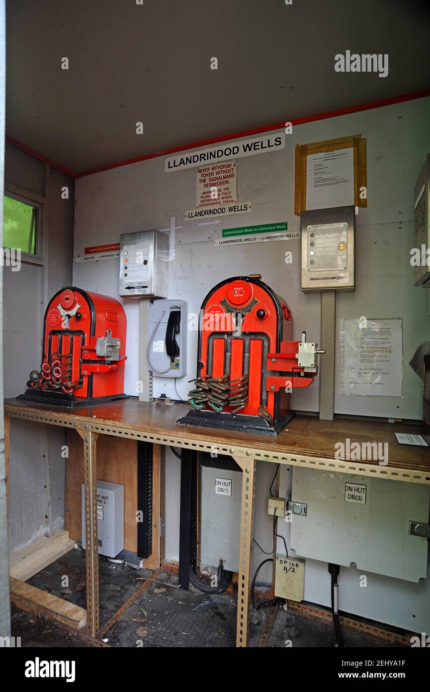 Single Line Working Train Token Machines am Bahnhof Llandrindo Wells Im Herzen von Wales Bahnlinie Stockfoto