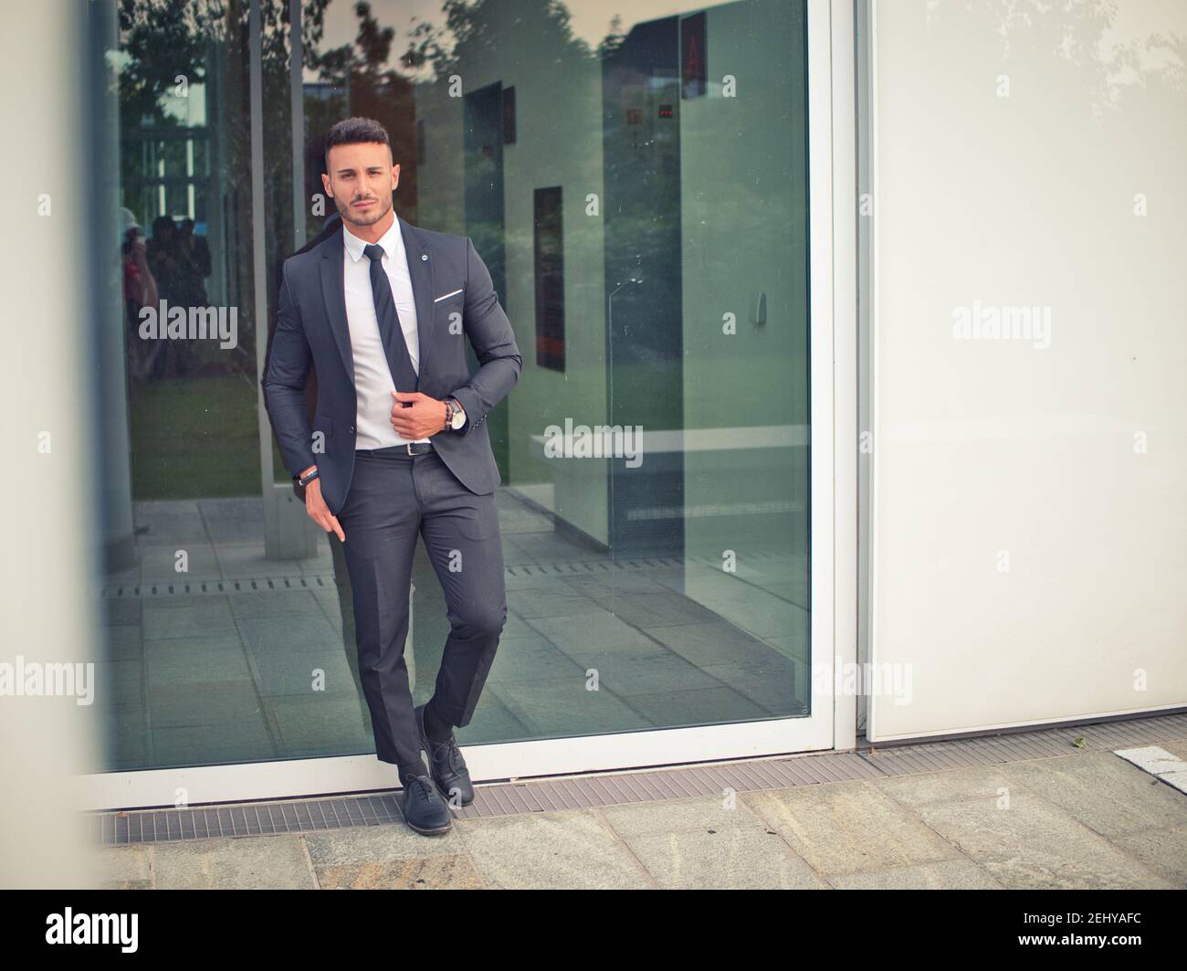Porträt eines eleganten jungen Mannes in einem Business-Anzug in der Stadt Stockfoto