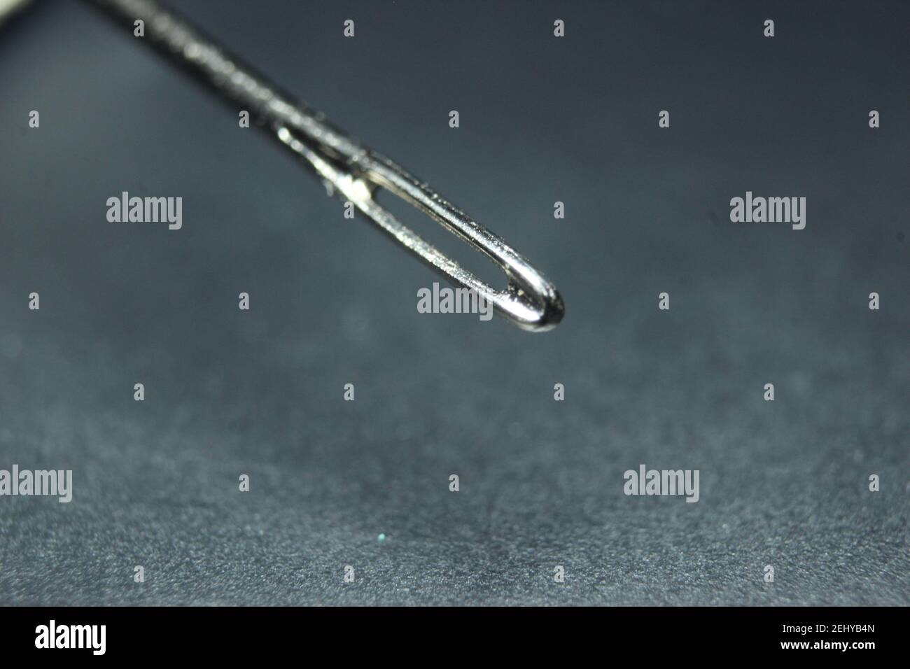 Makroaufnahme der Nähnadel mit leerer Öse gegen eine Schwarzer Hintergrund Stockfoto