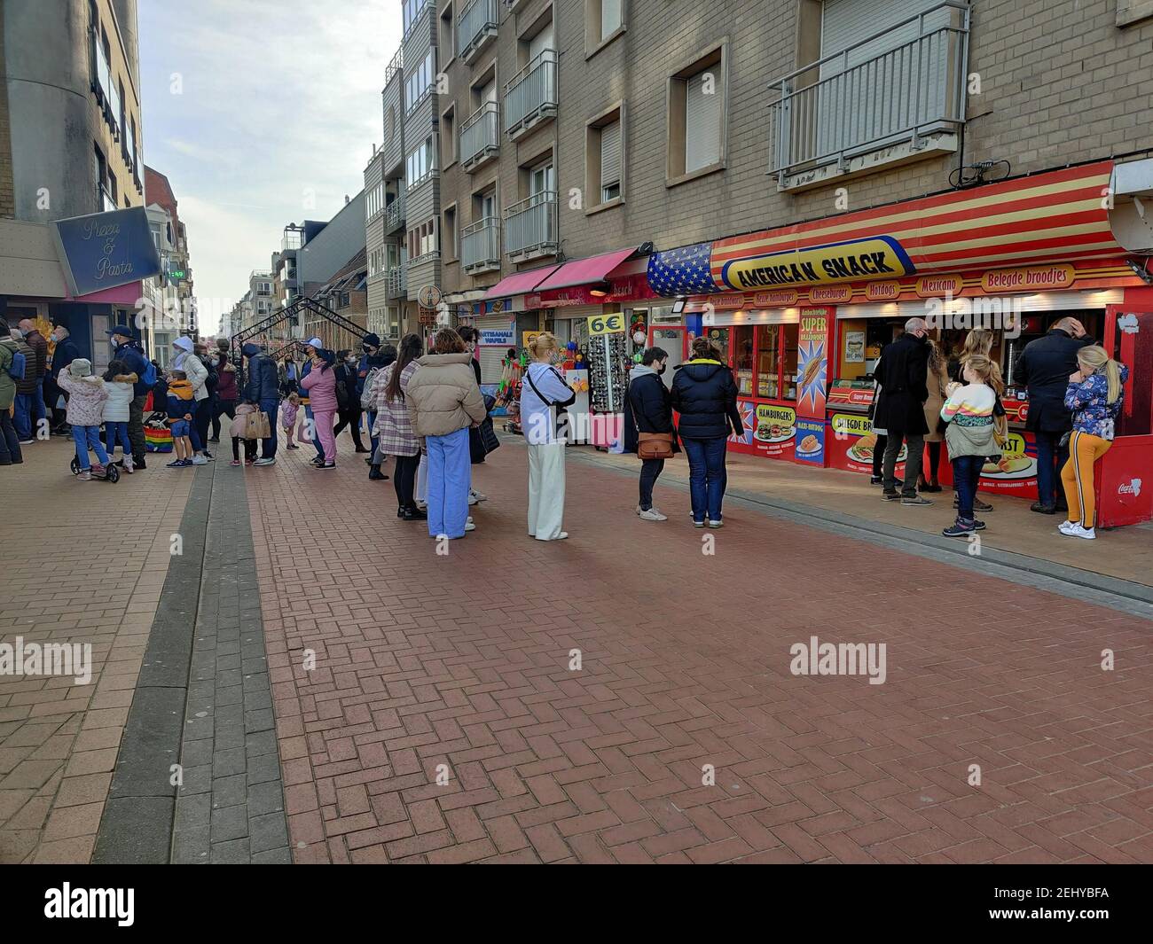 Die Abbildung zeigt die Schlange an einer Snackbar, bei sonnigem Wetter an der belgischen Küste, in Blankenberge, Samstag, 20. Februar 20 Stockfoto