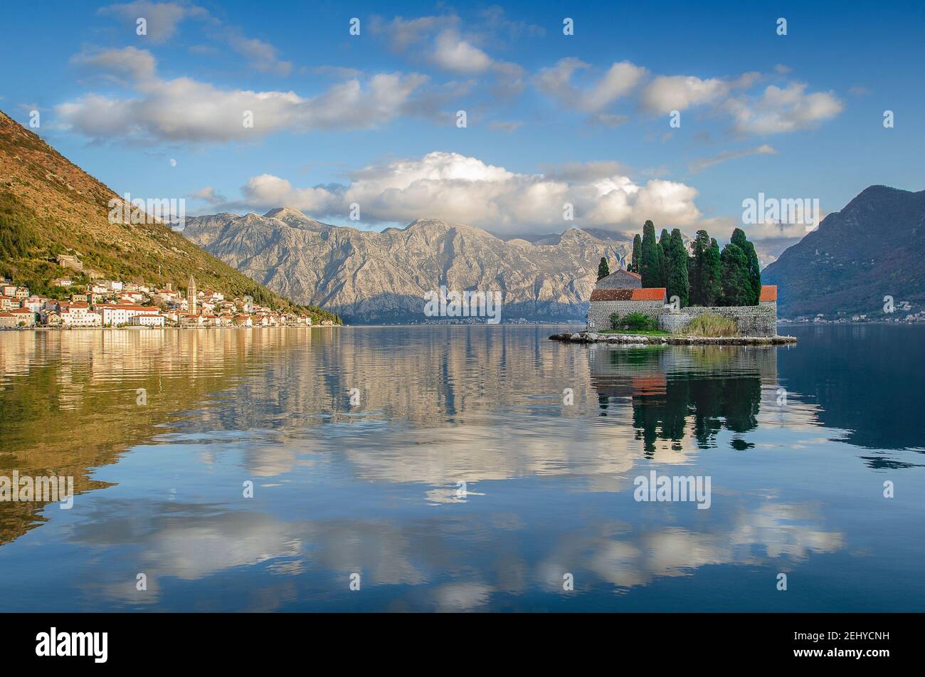 St. George Island und Perast Town mit Mount Lovcen in der Ferne, Kotor Bay, Montenegro Stockfoto