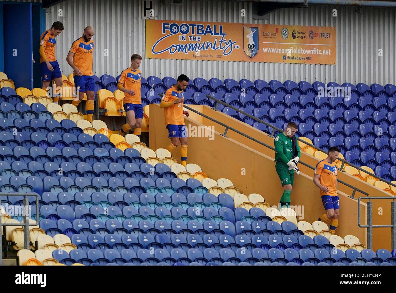 Mansfield Town Spieler verlassen ihre Umkleidekabinen vor dem Sky Bet League Two Spiel im One Call Stadium, Mansfield. Bilddatum: Samstag, 20. Februar 2021. Stockfoto