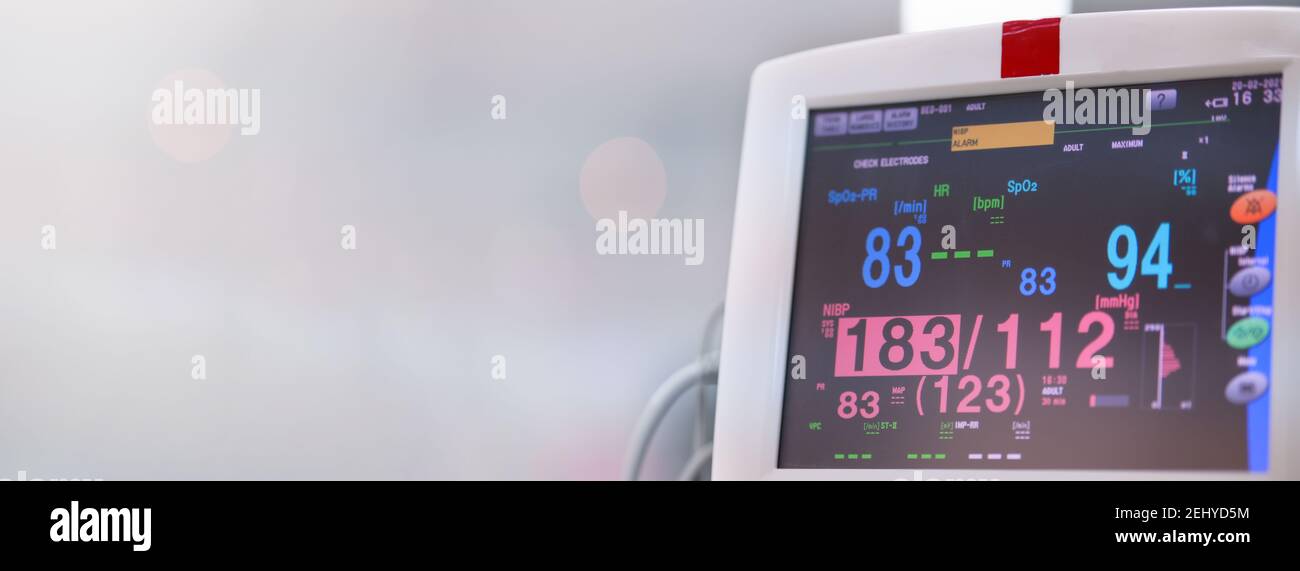 Elektrogerät zur Blutdrucküberwachung in der Nähe des OP-Krankenhauses Breiter Hintergrund Stockfoto