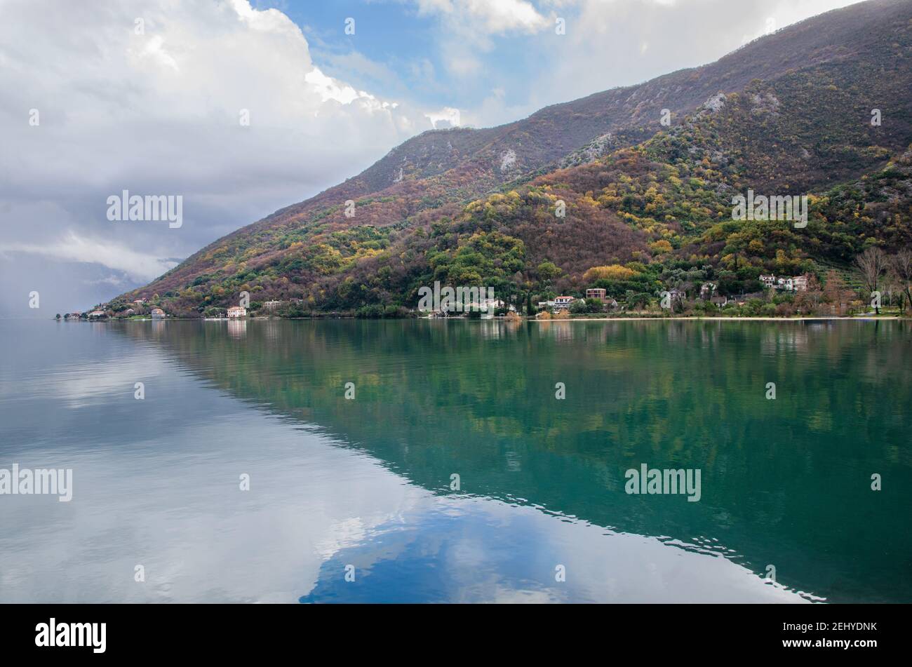 Reflexionen der Berge in der Bucht von Kotor mit Blick auf Kostanijica von Flavia Brilli Stockfoto