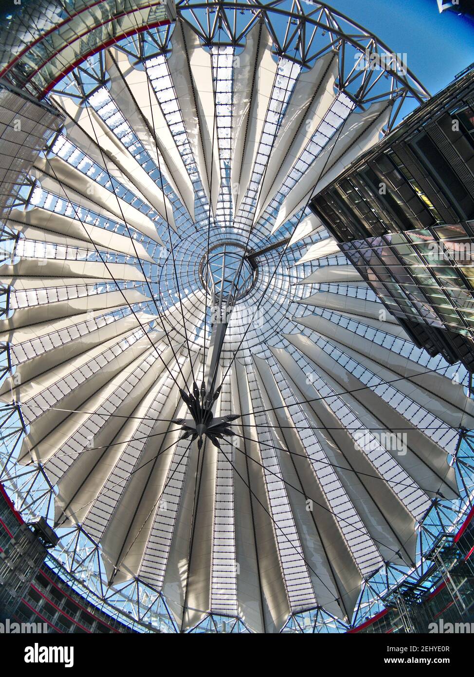 Schnee auf dem Glasdach des Sony Centers in Berlin Stockfoto