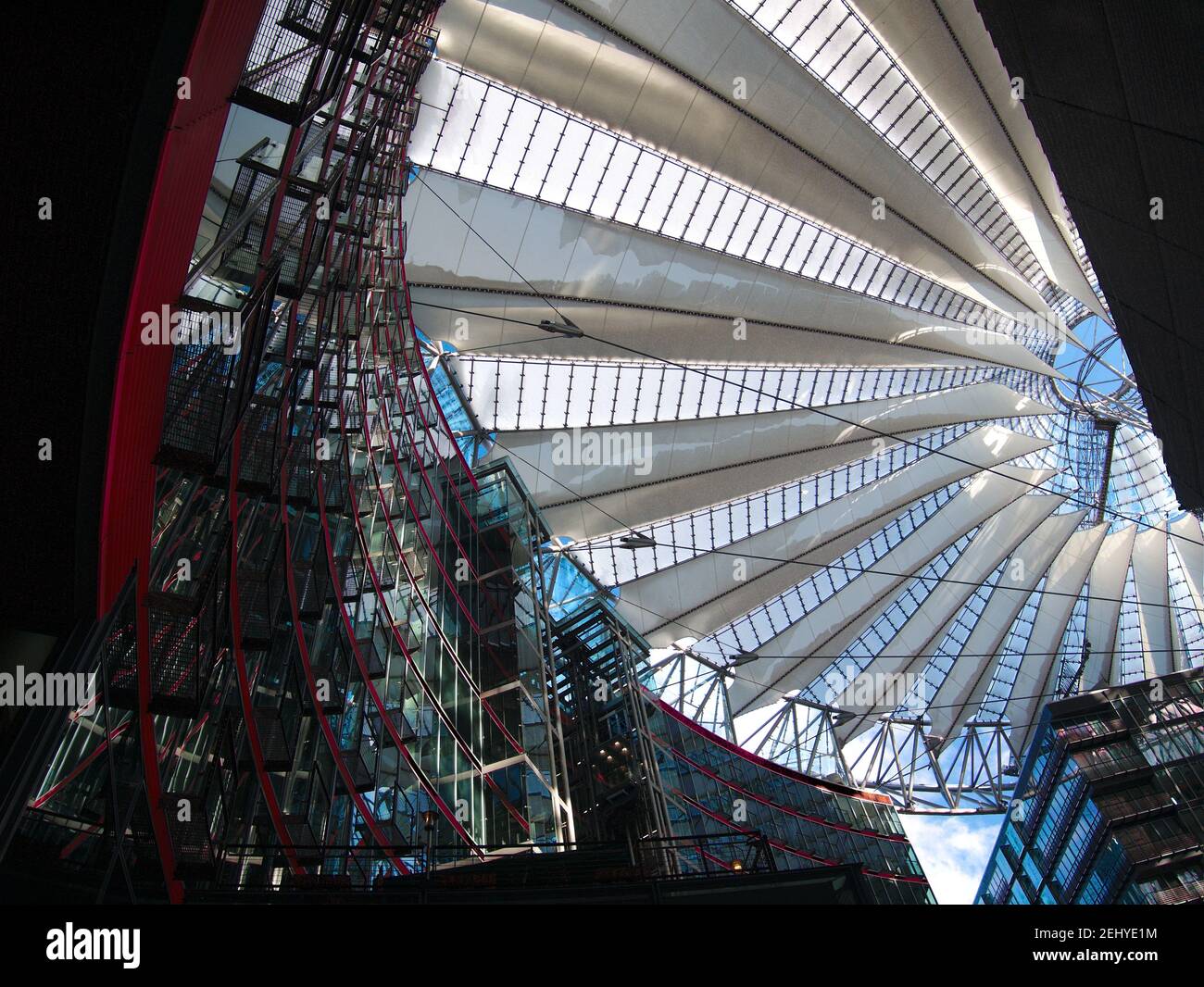 Schnee auf dem Glasdach des Sony Centers in Berlin Stockfoto