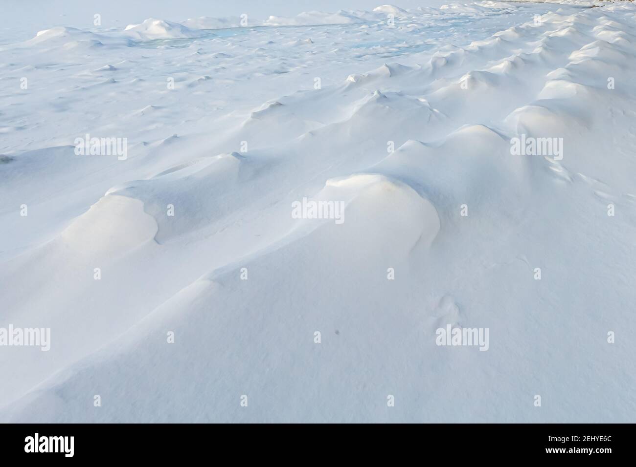 Muster im Schnee auf dem Eis an der Grand Traverse Bay in der Nähe von Traverse City, Michigan. Stockfoto