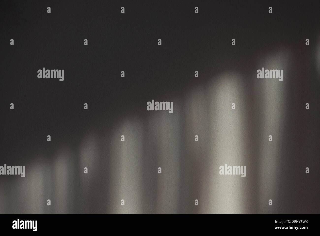 Diagonaler Schatten auf einer weißen Wand. Für Mock-up, Display, stationär, Wandkunst, Präsentation. Stockfoto