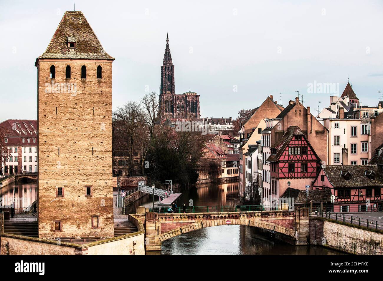 Gebäude in Straßburg und EINE Brücke mit einem Fluss Stockfoto