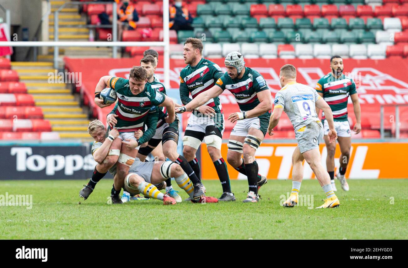 Leicester, Leicestershire, Großbritannien. Februar 2021, 20th. 20th. Februar 2021; Welford Road Stadium, Leicester, Midlands, England; Premiership Rugby, Leicester Tigers versus Wesps; Jasper Wiese von Leicester Tigers in Angriff genommen von Ben Morris von Wesps Credit: Action Plus Sports Images/Alamy Live News Stockfoto