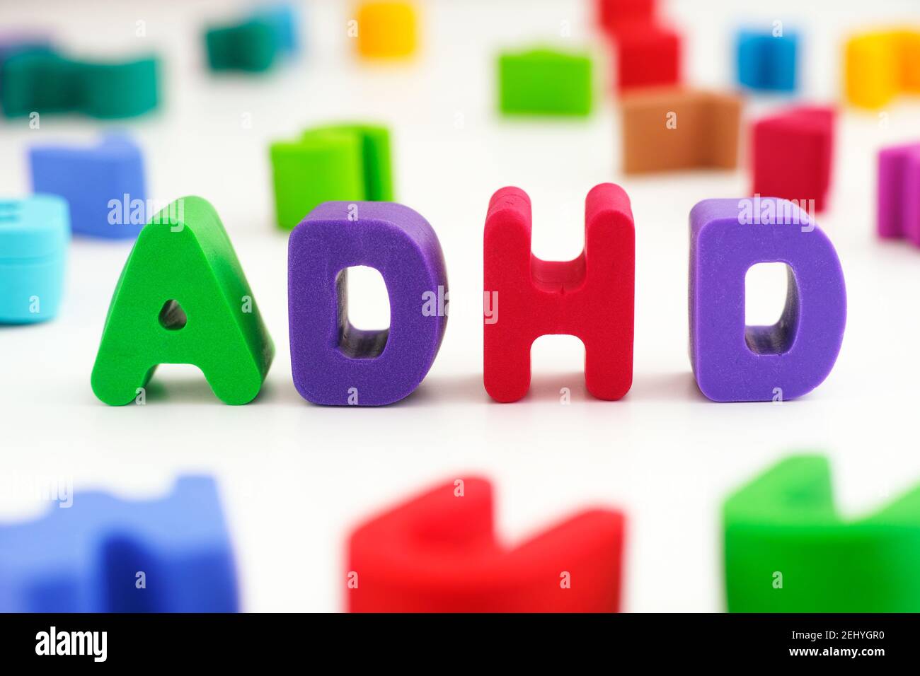 ADHS. Die Abkürzung ADHD aus Fimo-Buchstaben. Nahaufnahme. ADHS ist Aufmerksamkeitsdefizit-Hyperaktivitätsstörung. Stockfoto