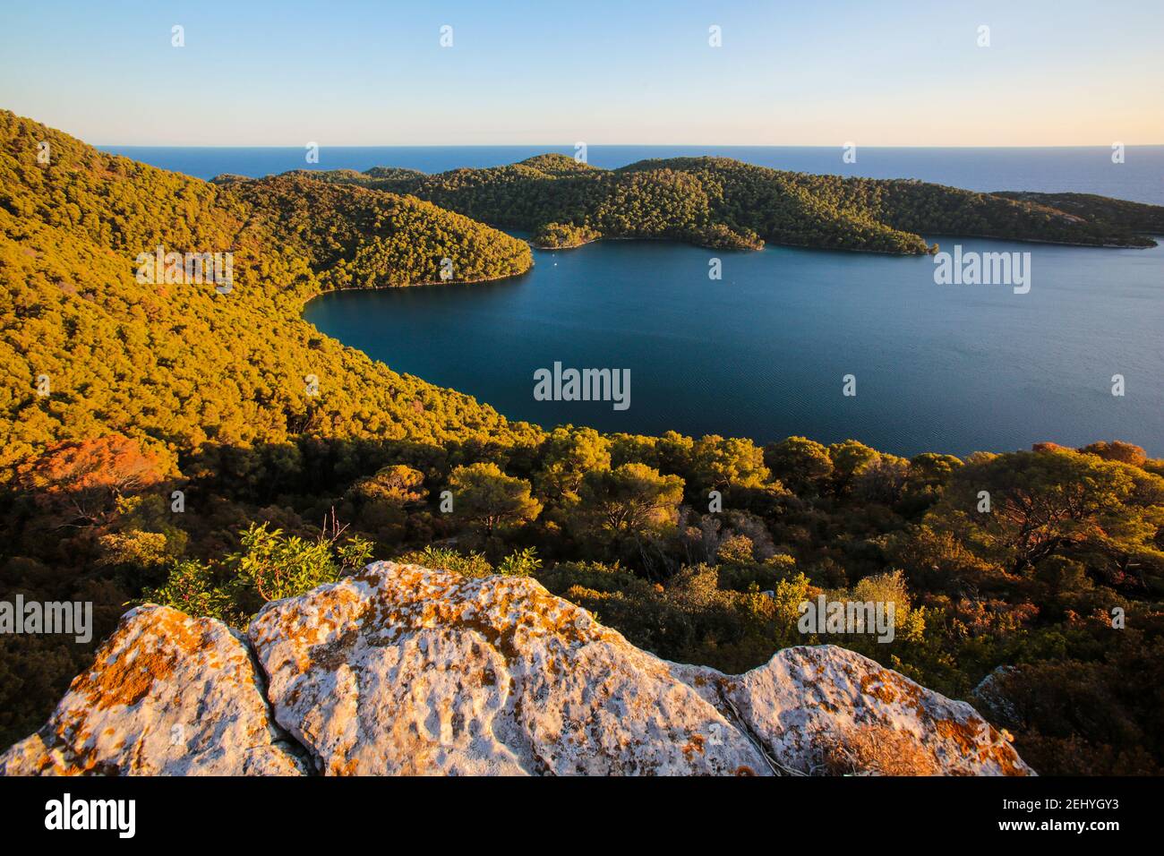 Panorama der Insel Mljets Big Cove mit grünen Wäldern, Blue Sea und White Skies Stockfoto