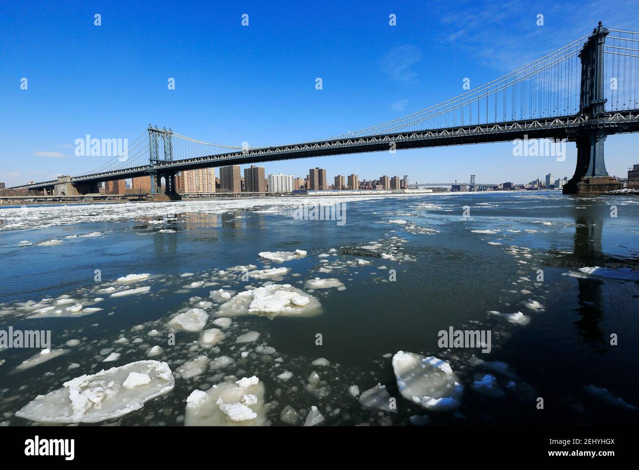 Gefrorene Eisbrocken schwimmen und driften im East River aufgrund der kalten Wetterbedingungen in Brooklyn ward in New York City NY USA am 2015. Februar. Stockfoto