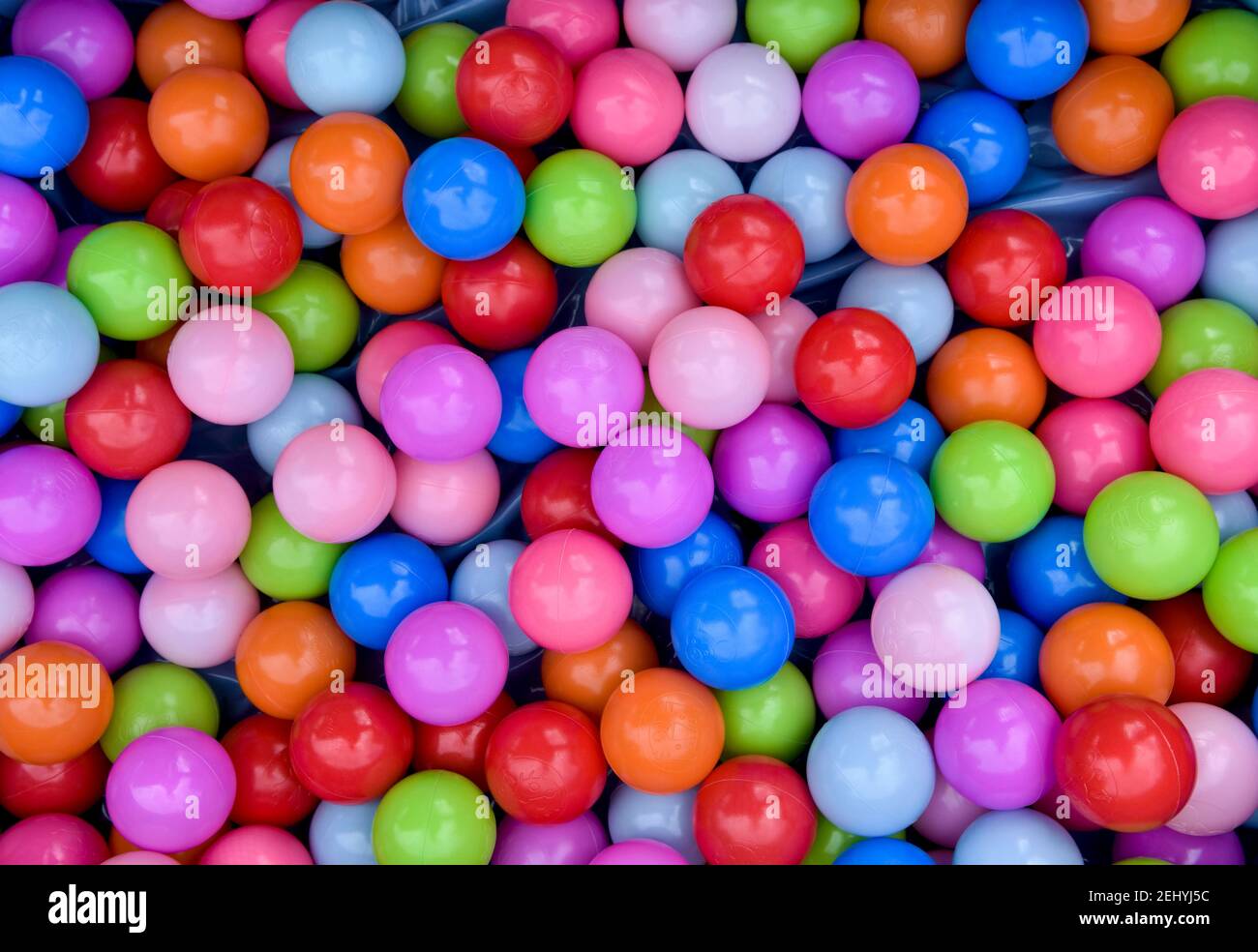 Bunte Kunststoff-Kinderbälle für Spielgrube, Spielzelt, Bad, Hüpfhaus oder Pool Stockfoto