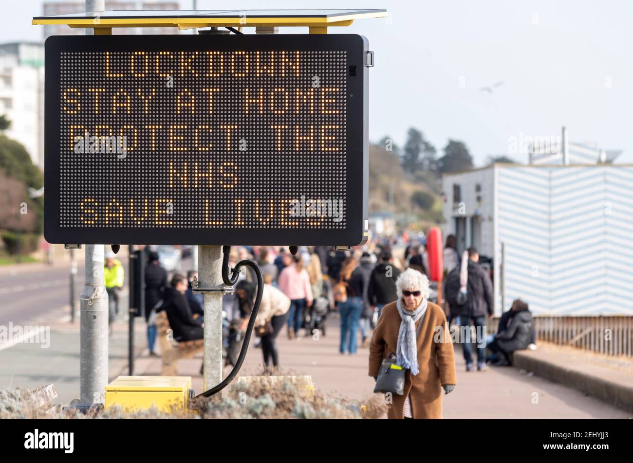 Southend on Sea, Essex, Großbritannien. Februar 2021, 20th. Das warme und sonnige Wetter hat die Menschen trotz der COVID 19 Coronavirus-Sperrwarnungen an die Küste von Southend on Sea gebracht Stockfoto