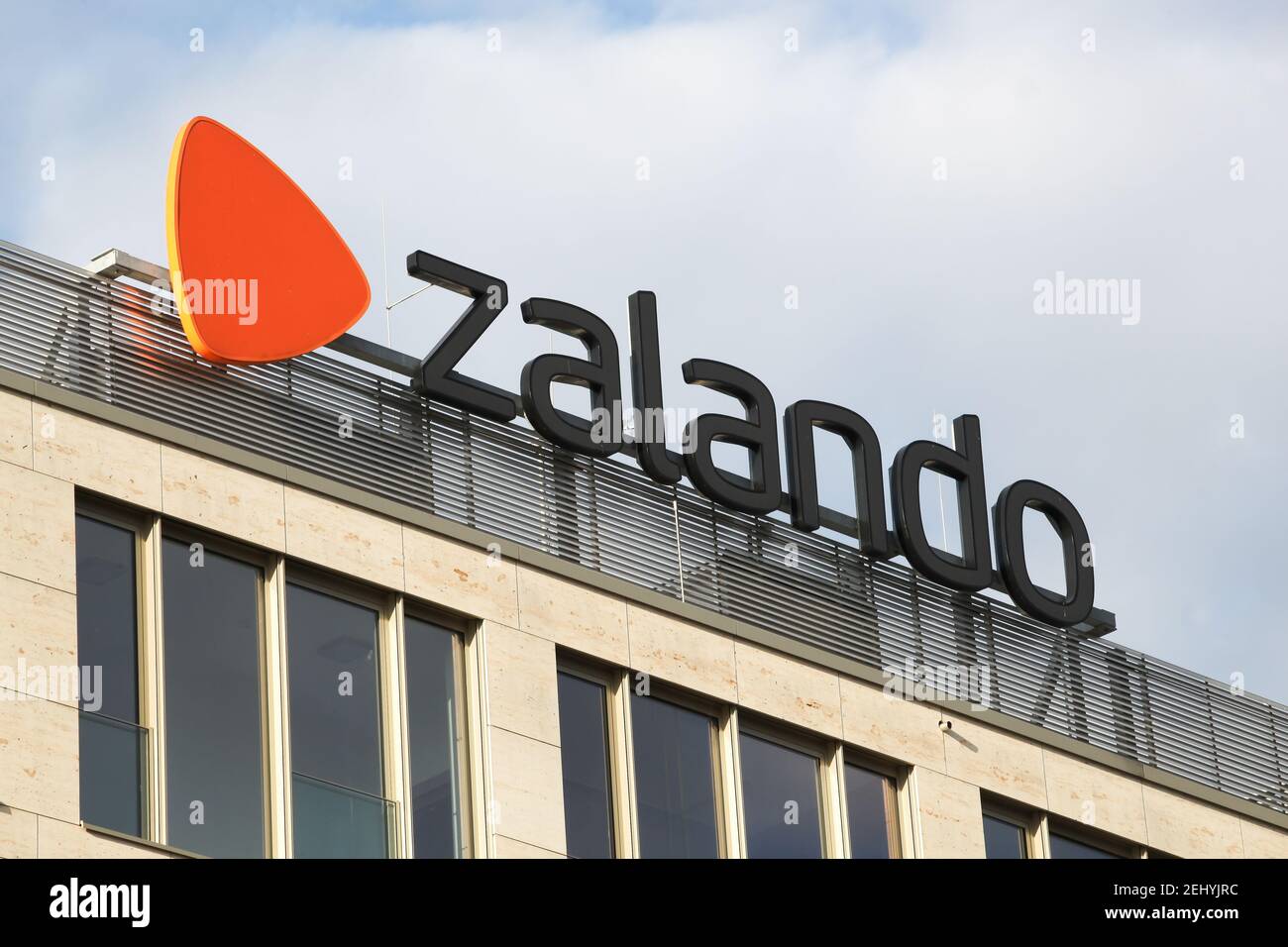 Berlin, 12. Juli 2020: Zalando-Logo auf einem Gebäude. Zalando SE ist ein europäisches E-Commerce-Unternehmen mit Sitz in Berlin Stockfoto