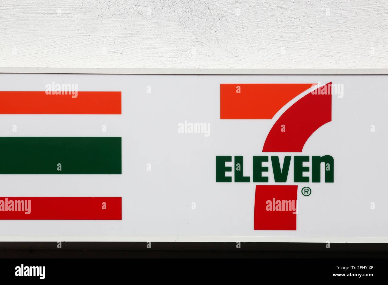 Odense, Dänemark - 13. Oktober 2020: 7 elf Logo an der Wand. 7-Eleven ist eine internationale Kette von Convenience-Stores Stockfoto