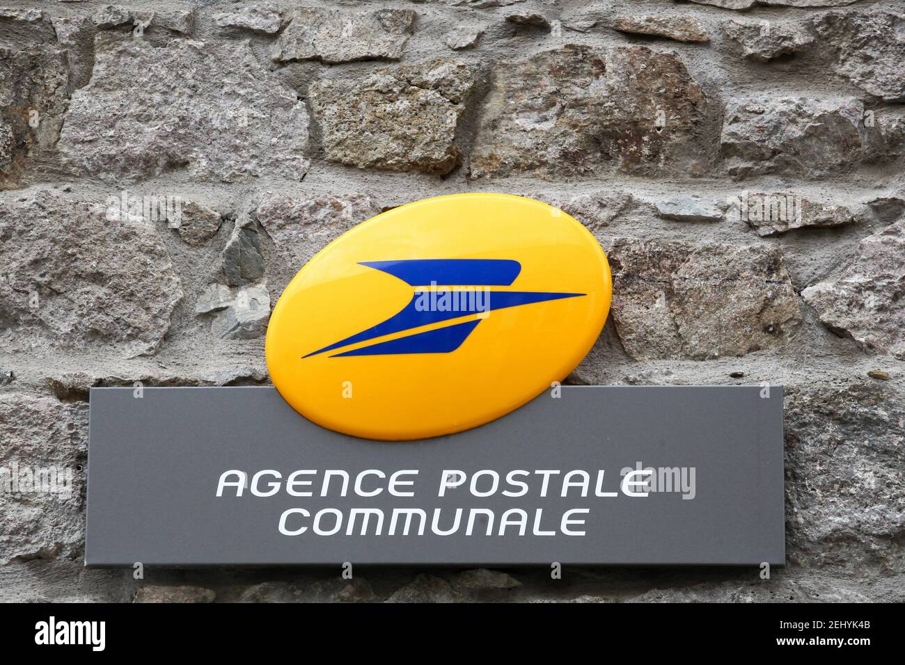 Perreon, Frankreich - 25. Oktober 2020: Gebäude La Poste in Frankreich. La Poste ist ein Postunternehmen in Frankreich, das in der französischen Metropole tätig ist Stockfoto