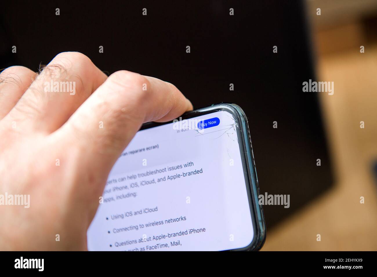 Paris, Frankreich - Jan 14, 2021: Männliche Hand hält neue Apple Computers iphone  12 Pro geknackt Display - Apple Care Plus Informationen auf dem Display mit  Buy Now-Taste aktiviert Stockfotografie - Alamy