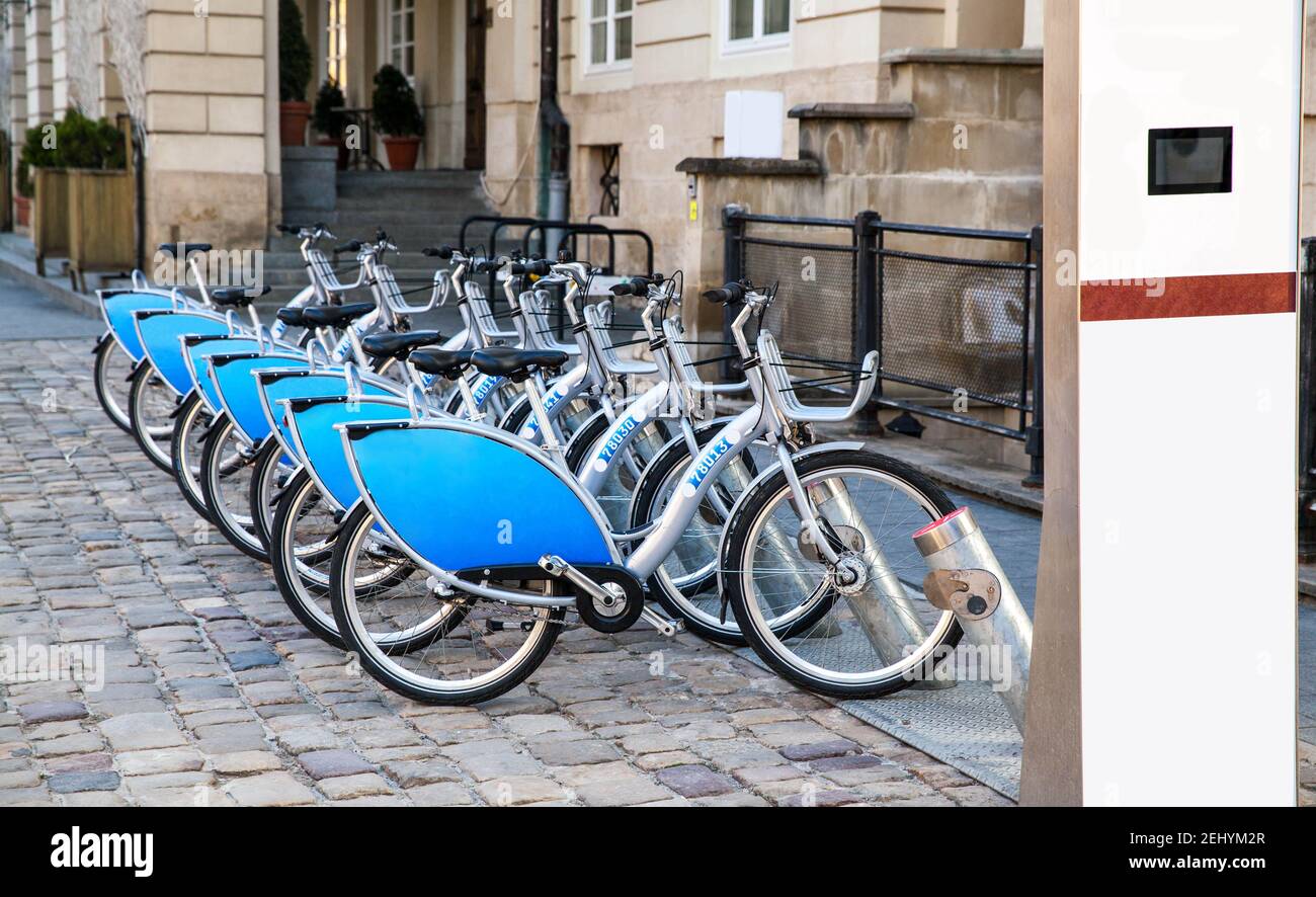 Fahrräder zu mieten, stehen in der Stadt auf der Straße Stockfoto