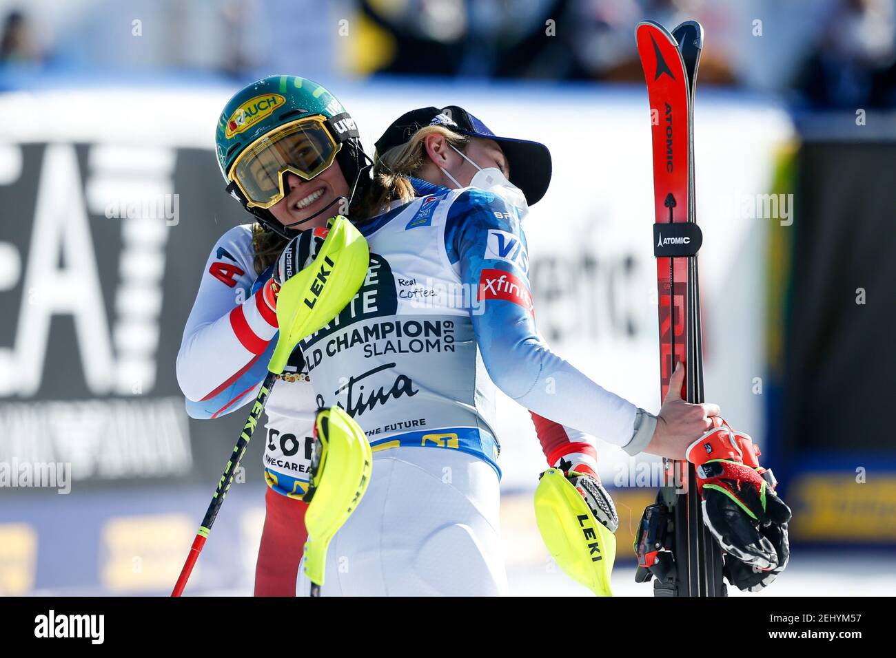 20. Februar 2021, Cortina (BL, Italien: Cortina (BL), Italien, Druscie, 20. Februar 2021, Katharina Liensberger (AUT) und Mikaela Shiffrin (USA) feiern im Rahmen der FIS Alpinen Ski-Weltmeisterschaften 2021 - Slalom - Frauen - alpines Skirennen (Bild: © Francesco Scaccianoce/LPS via ZUMA Wire) Stockfoto