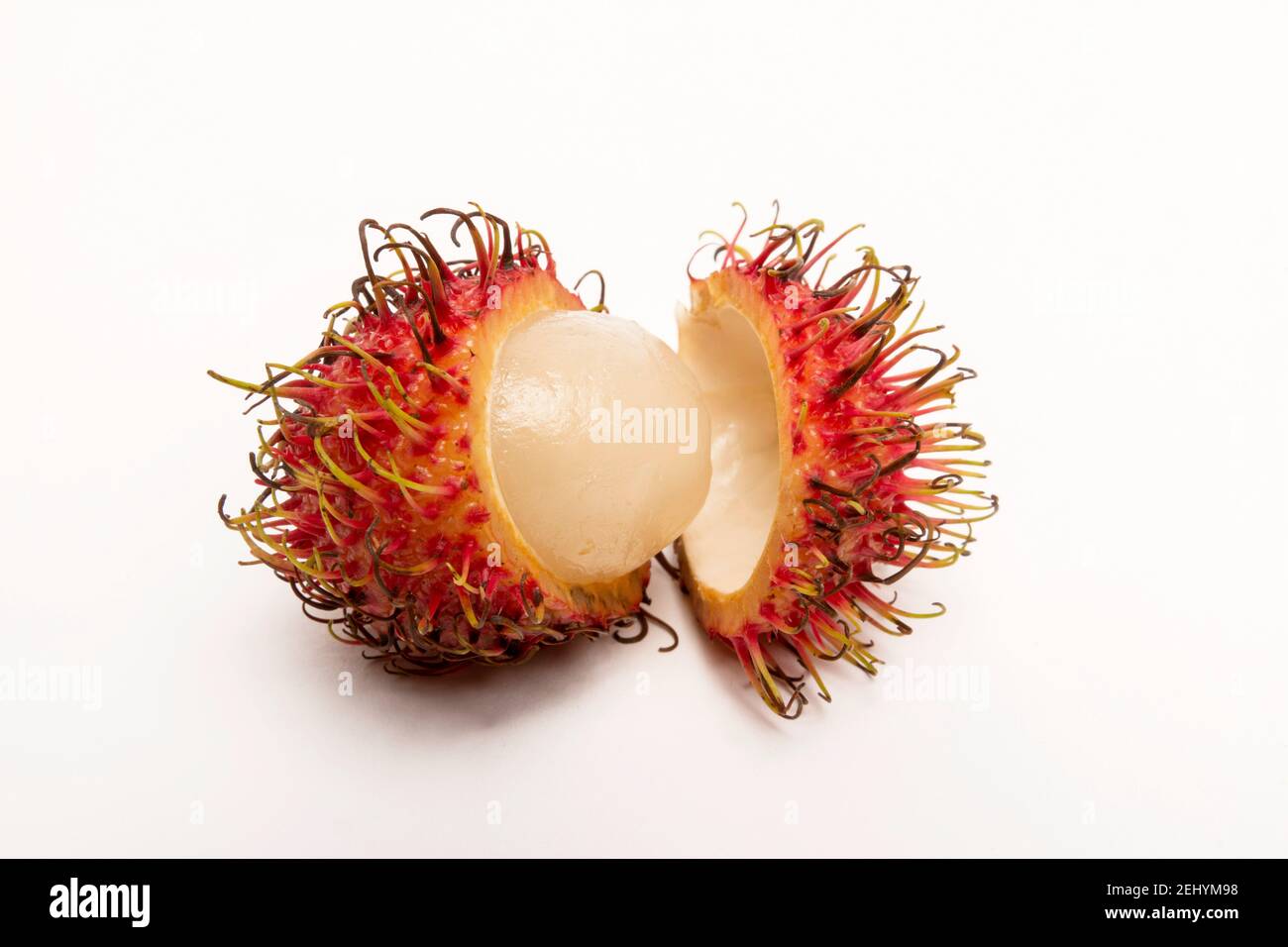 Frische Rambutan-Früchte mit offenen und geschlossenen Sorten auf einem sauberen Hintergrund in einem Studio-Setting Stockfoto