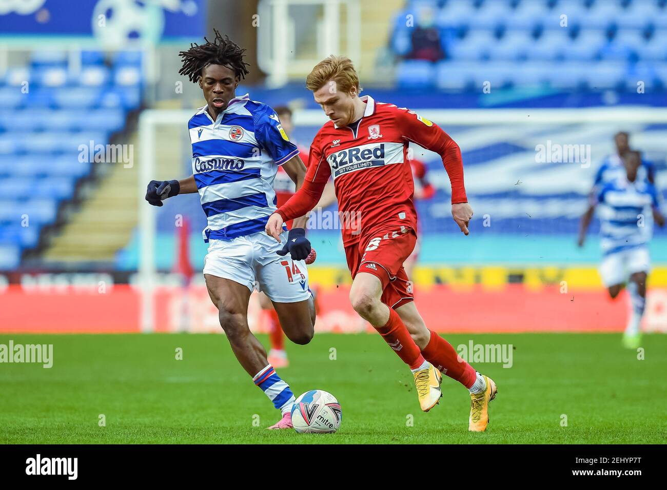 Reading, Großbritannien. Februar 2021, 20th. Duncan Watmore #18 von Middlesbrough macht einen Lauf mit dem Ball mit Ovie Ejaria #14 von Reading Tracking zurück in Reading, UK am 2/20/2021. (Foto: Phil Westlake/News Images/Sipa USA) Quelle: SIPA USA/Alamy Live News Stockfoto