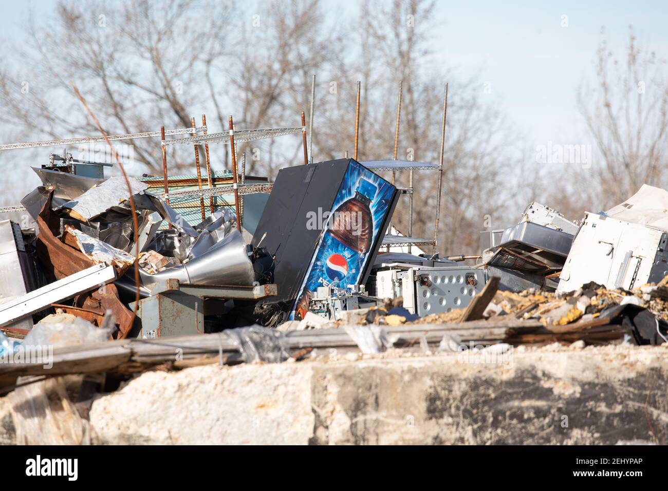 Im Prozess der Verschrottung dieser stillstehenden Fabrik befindet sich eine kleine ländliche Stadt in Tennessee, in der eine Vielzahl von Schutt zurückgeblieben ist. Stockfoto