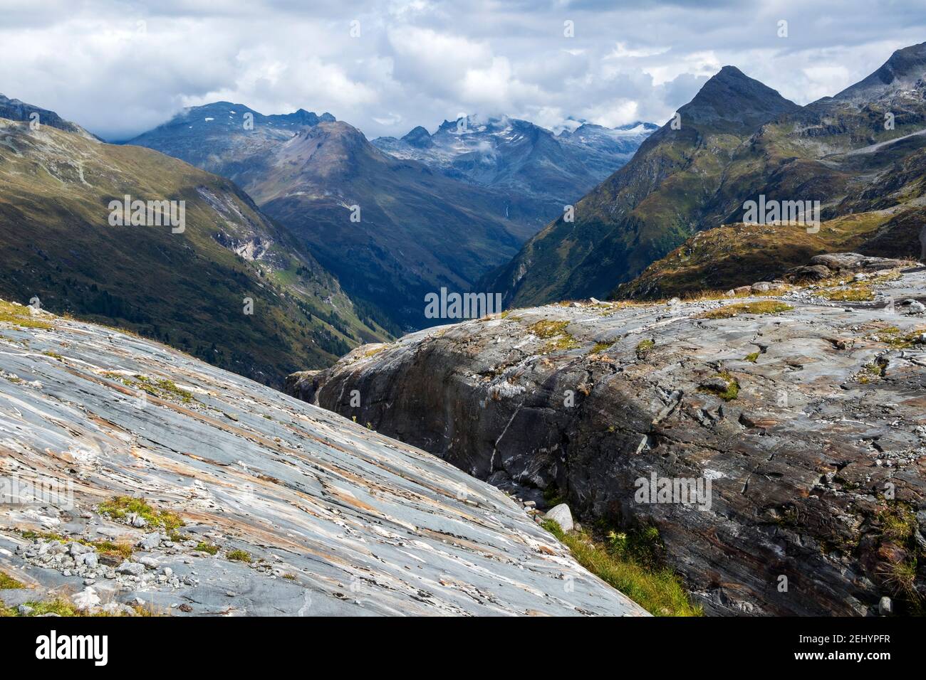 Vom Gletscher geglättete Felsen. Tauerntal. Venediger Berggruppe. Osttirol. Österreichische Alpen. Europa Stockfoto