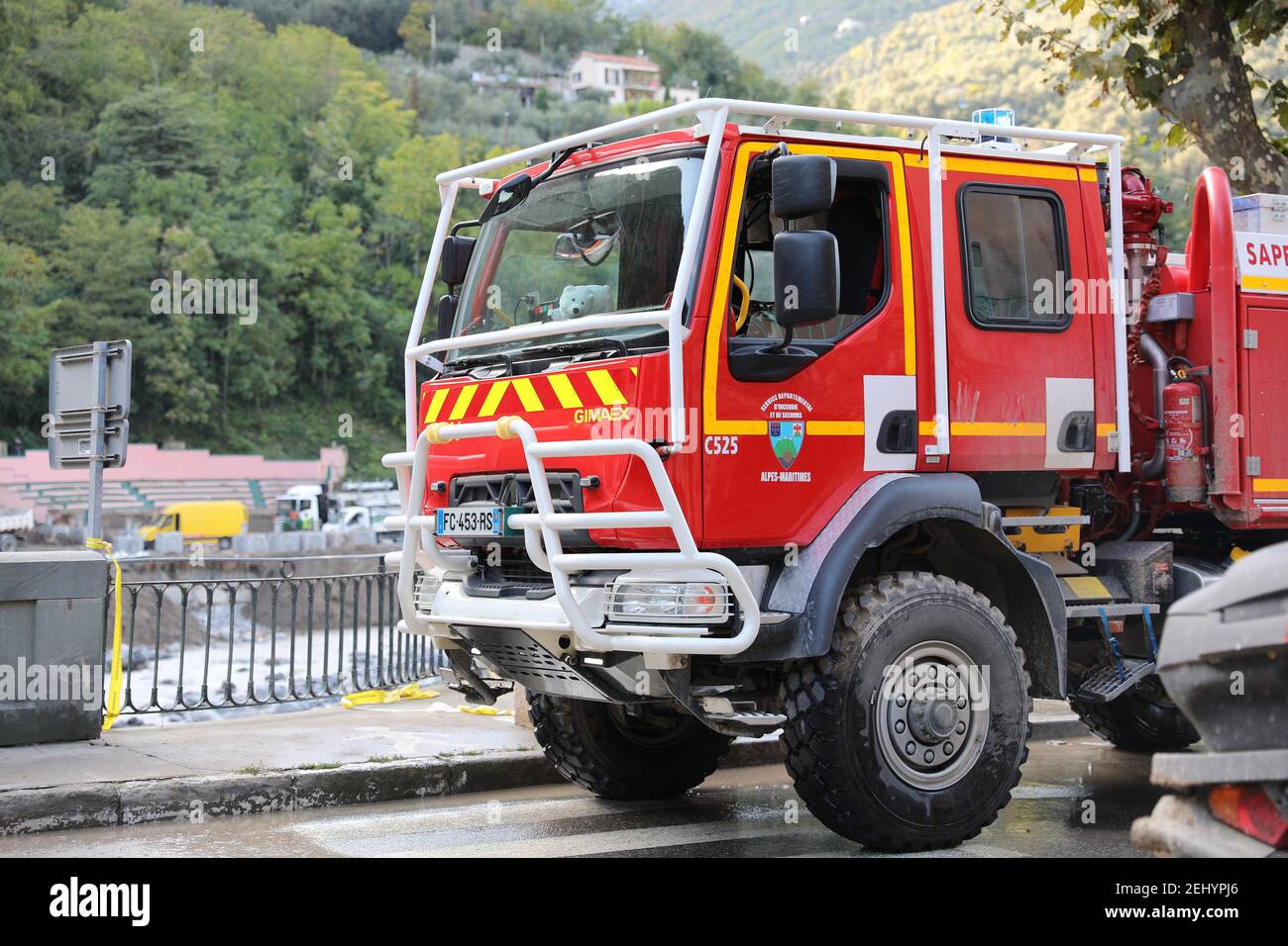 Breil-Sur-Roya, Frankreich - 8. Oktober 2020: Französischer Renault Gimaex Red Fire Truck Intervention in Breil-Sur-Roya, Stadt wurde von der Überschwemmung von T untergetaucht Stockfoto
