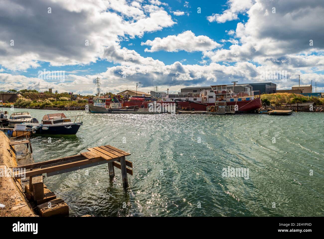 Der Kanal Rhône in Sète und seine Boote am Kai, und der Mont Saint Clair im Hintergrund in Sète, im Departement Hérault in Okzitanien, Frankreich Stockfoto