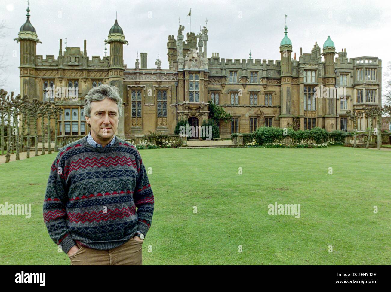 STEVENAGE - ENGLAND 90: David Lytton-Cobbold, 2nd Baron Cobbold posiert vor dem Familienhaus “Knebworth House, Hertfordshire, England am 1990. Stockfoto