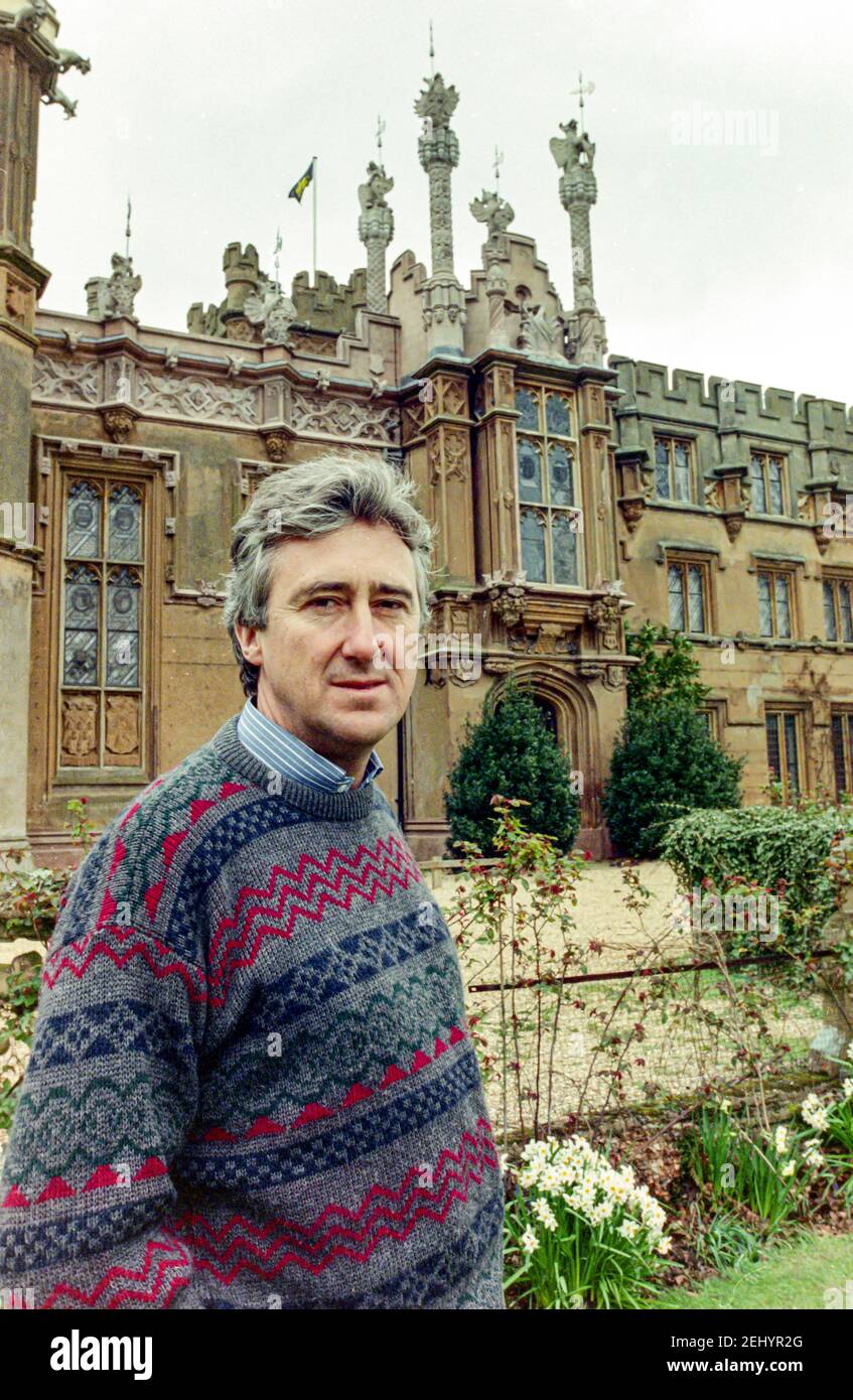 STEVENAGE - ENGLAND 90: David Lytton-Cobbold, 2nd Baron Cobbold posiert vor dem Familienhaus “Knebworth House, Hertfordshire, England am 1990. Stockfoto
