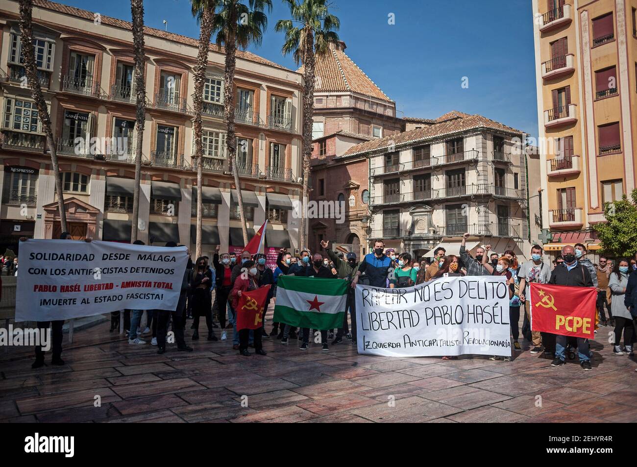 Malaga, Spanien. Februar 2021, 20th. Eine Gruppe von Demonstranten, die während der Demonstration Banner mit Forderungen nach Freiheit hielten. Der Rapper Pablo Hasel wurde wegen der Verherrlichung des Terrorismus und der Beleidigung der spanischen Krone und der staatlichen Institutionen durch seine Lieder und Tweets verurteilt. Nach seiner Inhaftierung in den letzten Tagen sind in mehreren Städten heftige Unruhen ausgebrochen, als Reaktion auf die Meinungsfreiheit. Kredit: SOPA Images Limited/Alamy Live Nachrichten Stockfoto