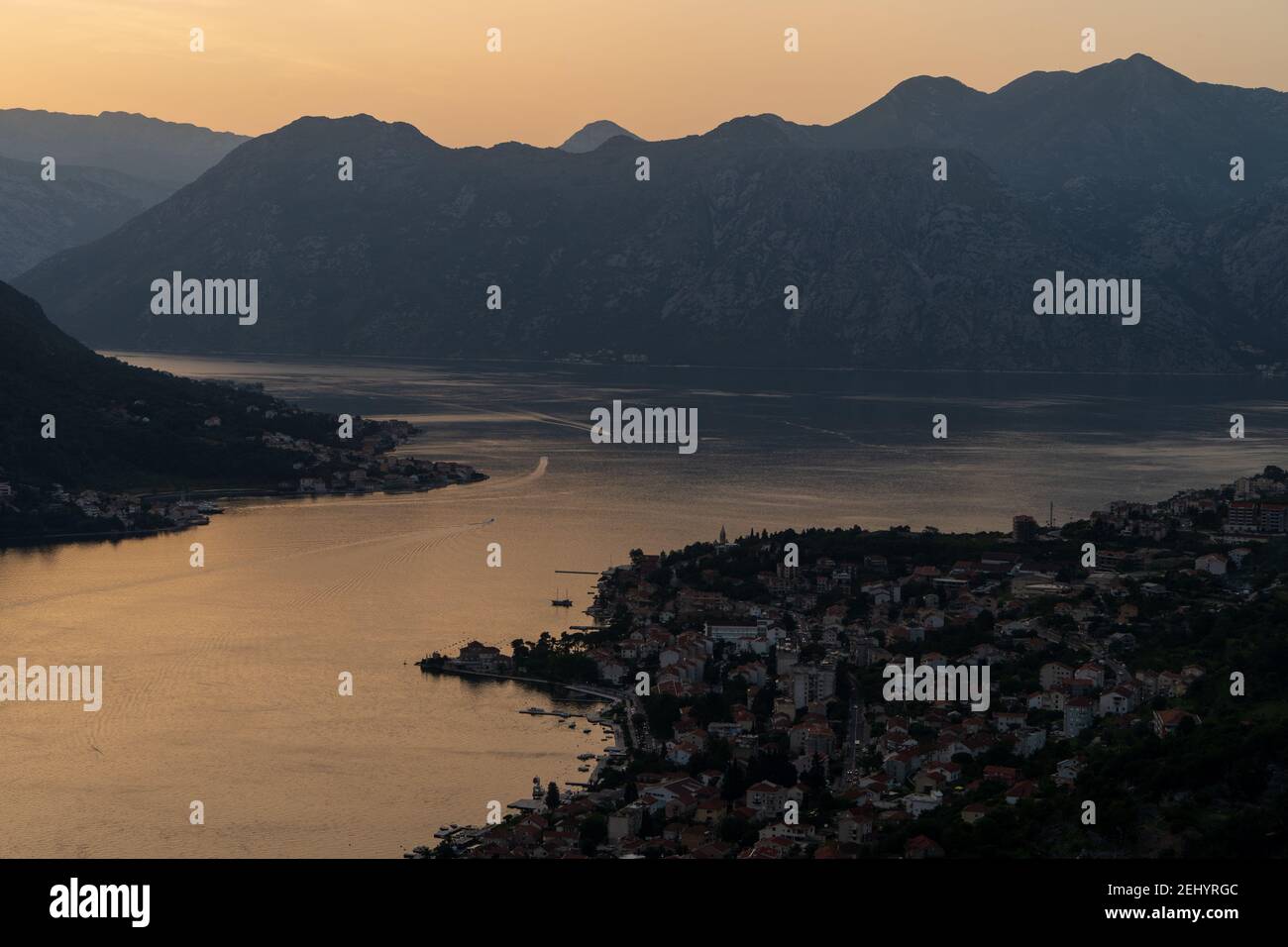 Erkunden Sie das idyllische Kotor in Montenegro an einem sonnigen Tag. Stockfoto