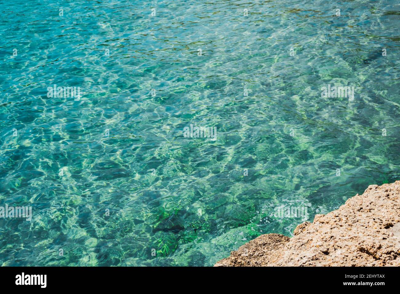 Blick auf cala vidre mit wunderschönem türkisfarbenem Meerwasser, Ametlla de Mar, Tarragona Stockfoto