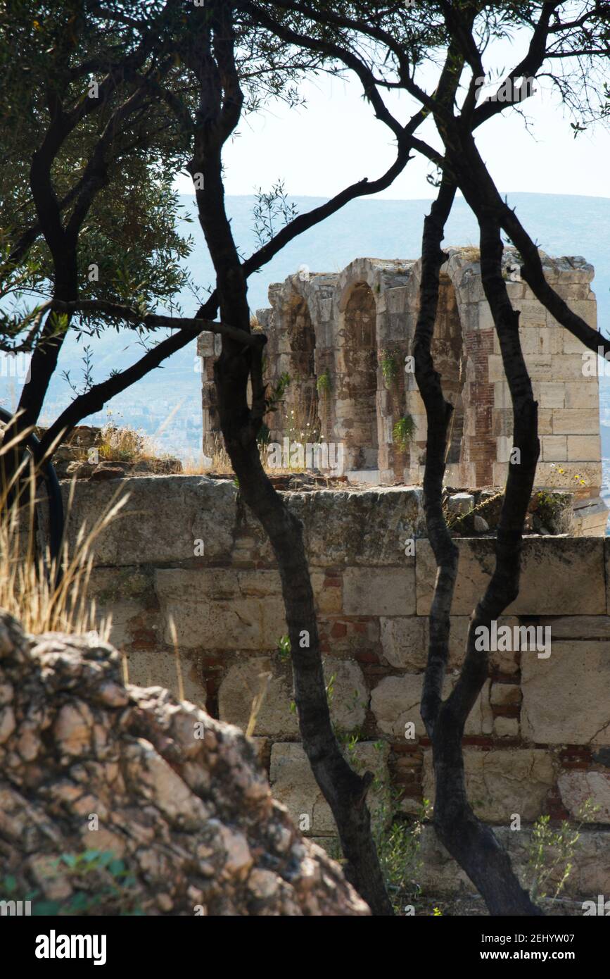 Alte Steinbögen des Odeon von Herodes Atticus Open Air Theater an der Athenian Akropolis in Griechenland. Stockfoto