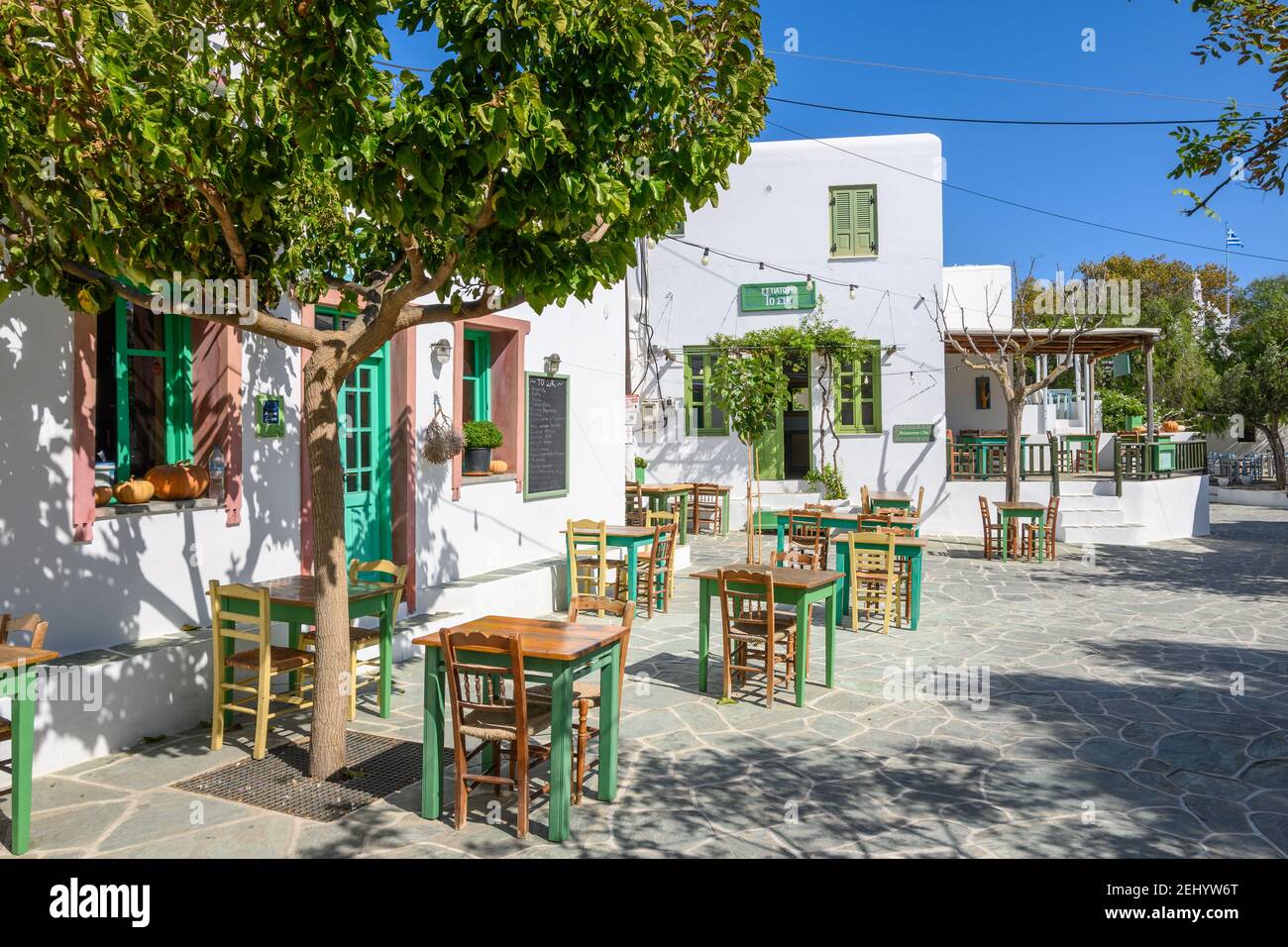 Folegandros, Griechenland - 23. September 2020: Kleiner Platz mit Kirche und Restaurants in Chora auf der Insel Folegandros. Kykladen, Griechenland Stockfoto