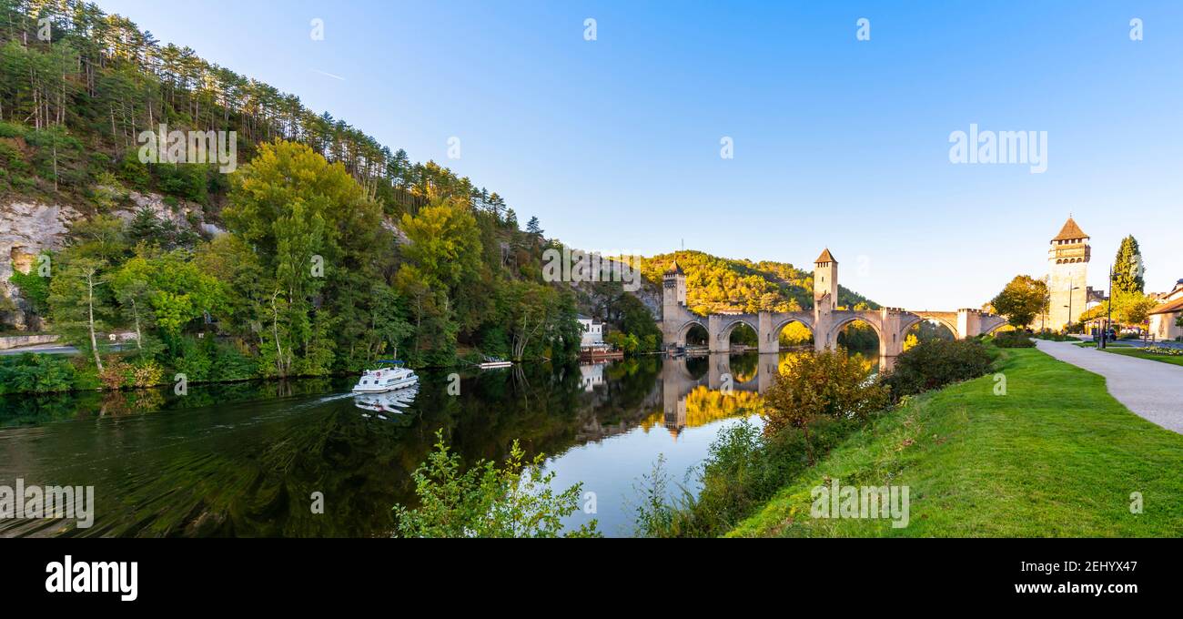 Cahors und die Valentré-Brücke am Fluss Lot in Okzitanien, Frankreich Stockfoto