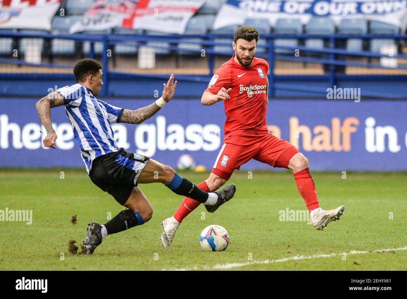 Sheffield, Großbritannien. Februar 2021, 13th. Liam Palmer #2 von Sheffield Mittwoch schafft es eine Berührung, Scott Hogan #9 von Birmingham City vor dem Tor in Sheffield, Großbritannien am 2/13/2021 zu vertagen. (Foto von Dean Williams/News Images/Sipa USA) Quelle: SIPA USA/Alamy Live News Stockfoto