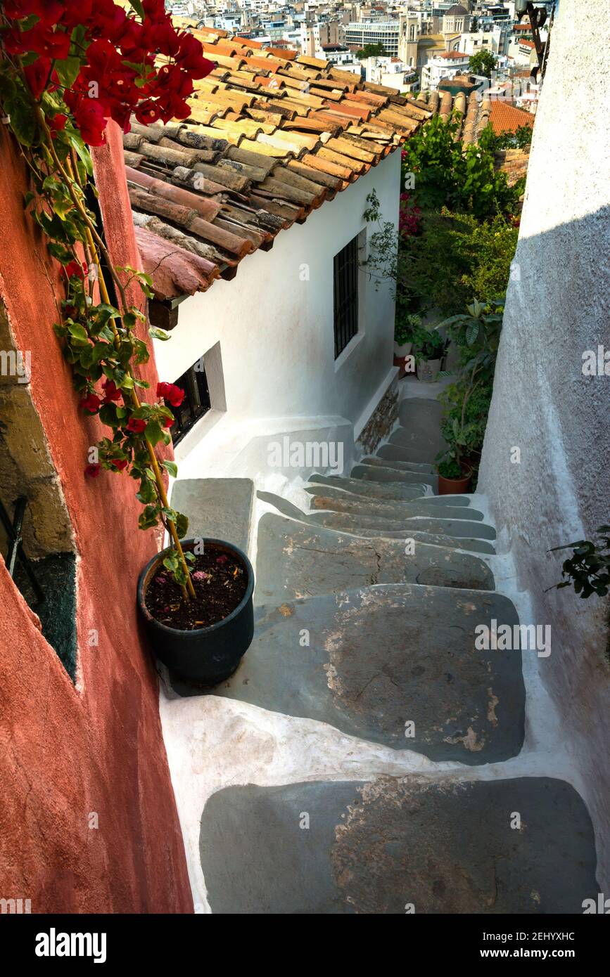 Anafiotika weiß getünchte Kastenhäuser, die man normalerweise auf den griechischen Inseln in Athen findet. Stockfoto