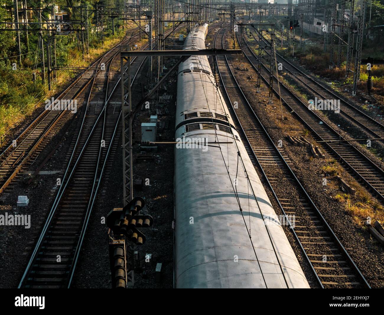 Mumbai Suburban Railway, eines der verkehrsreichsten Pendlerbahnsysteme in der Welt mit der schwersten Überfüllung in der Welt Stockfoto