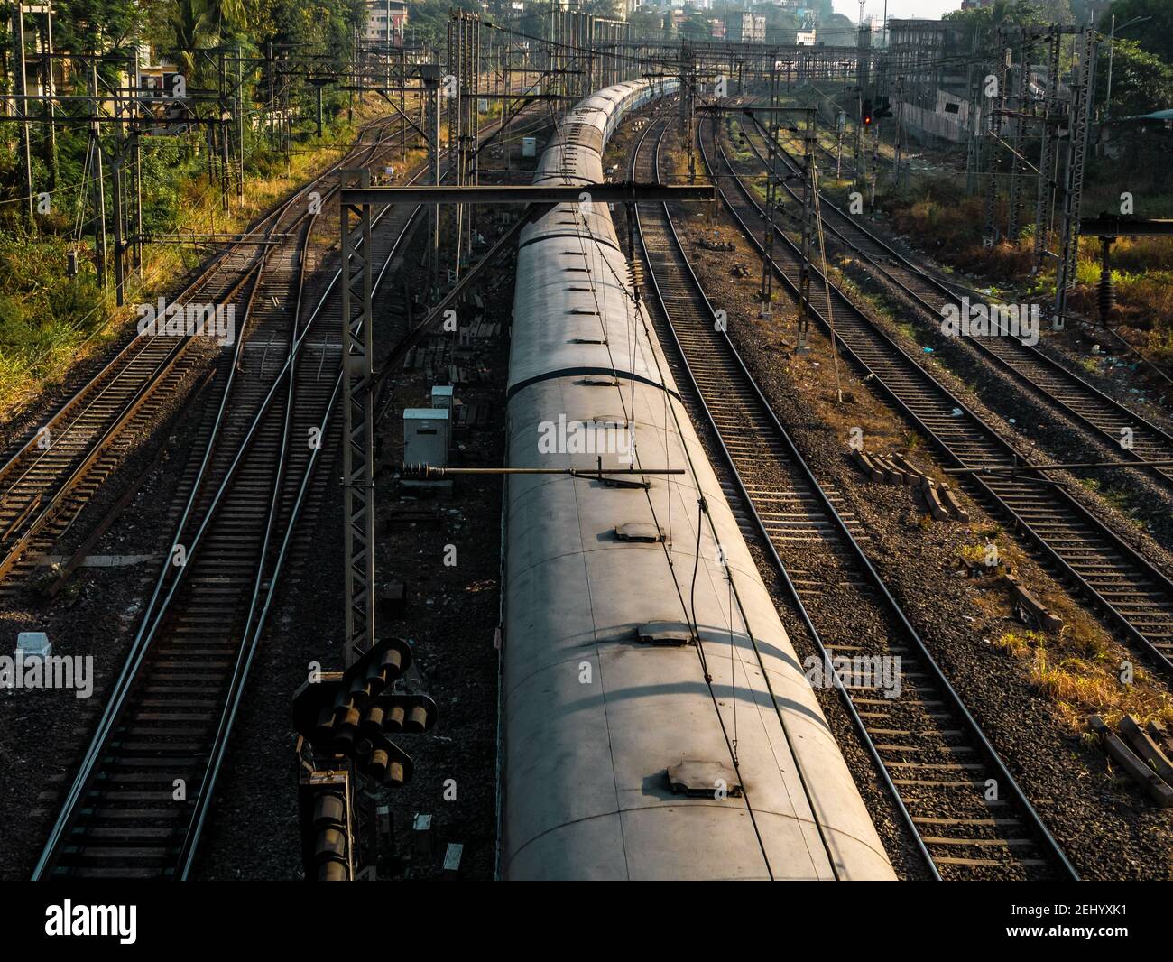 Mumbai Suburban Railway, eines der verkehrsreichsten Pendlerbahnsysteme der Welt mit der schwersten Überfüllung in der Welt, läuft auf einem Bahntrac Stockfoto