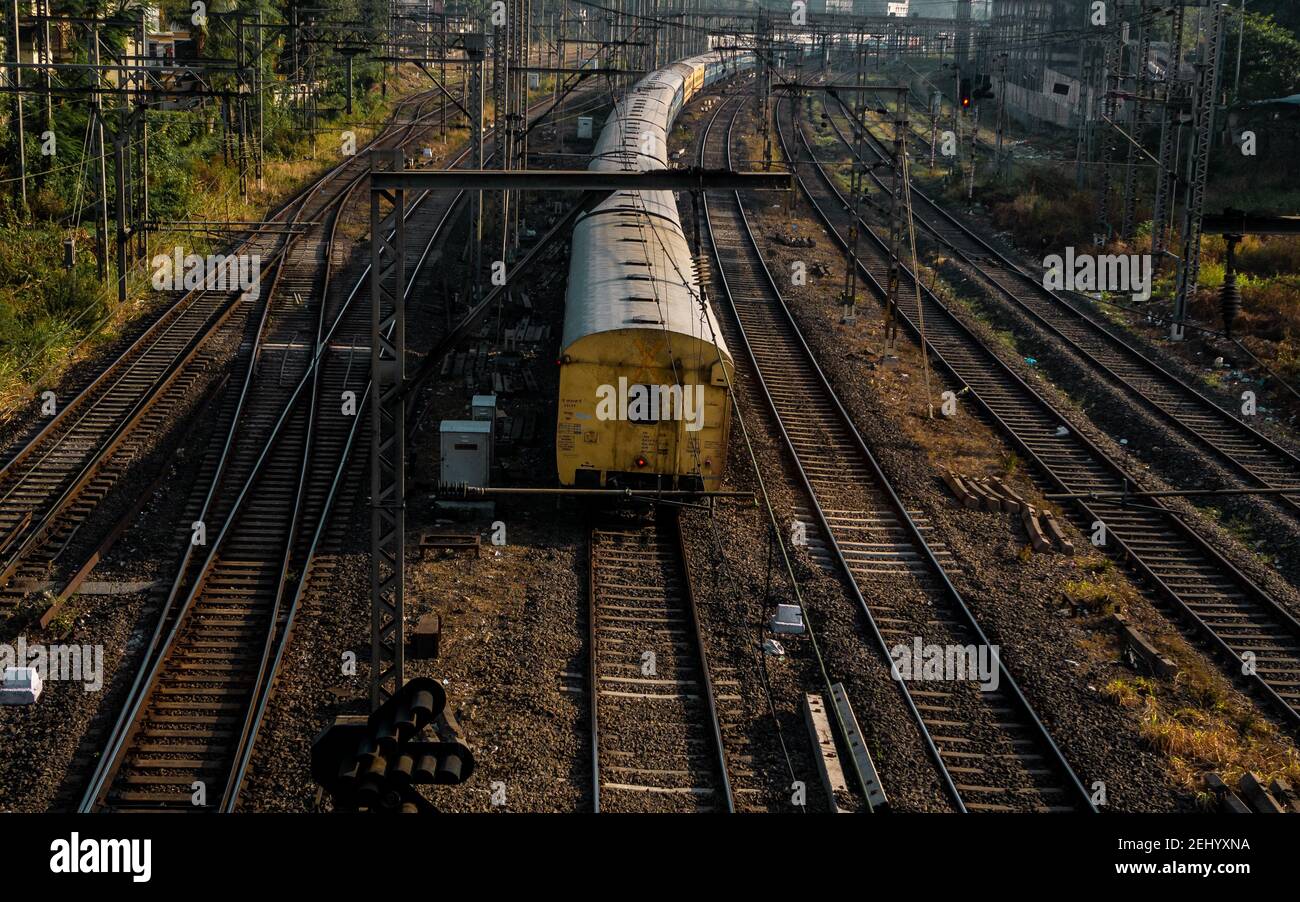 Indian Railway, eines der verkehrsreichsten Pendlerbahnsysteme der Welt mit der größten Überfüllung in der Welt Stockfoto
