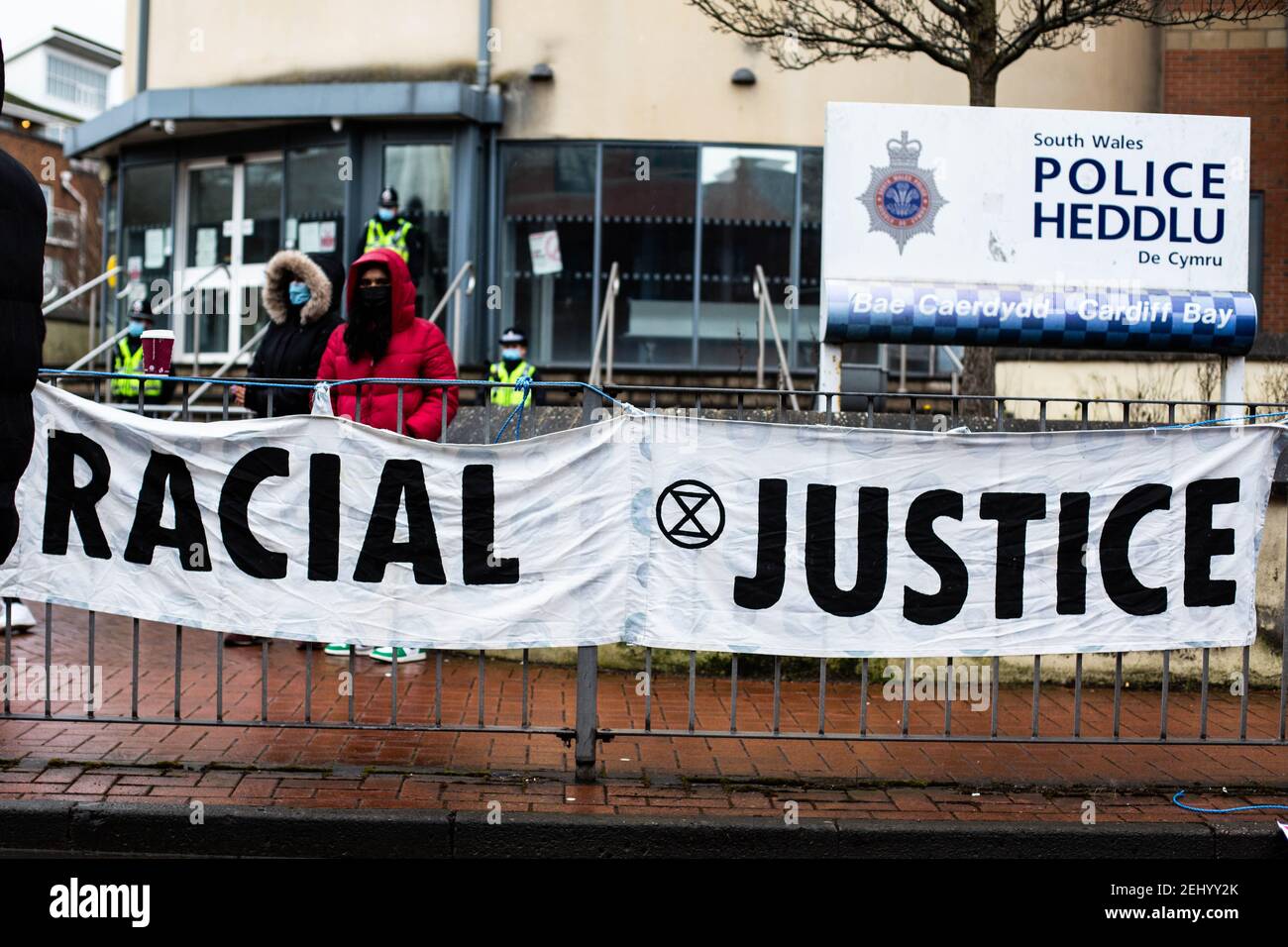 Demonstranten vor der Polizeistation Cardiff Bay solidarisch, um die fehlende Aussetzung des Offiziers, der an Mohamud Hassans Tod beteiligt war, in Frage zu stellen. Stockfoto