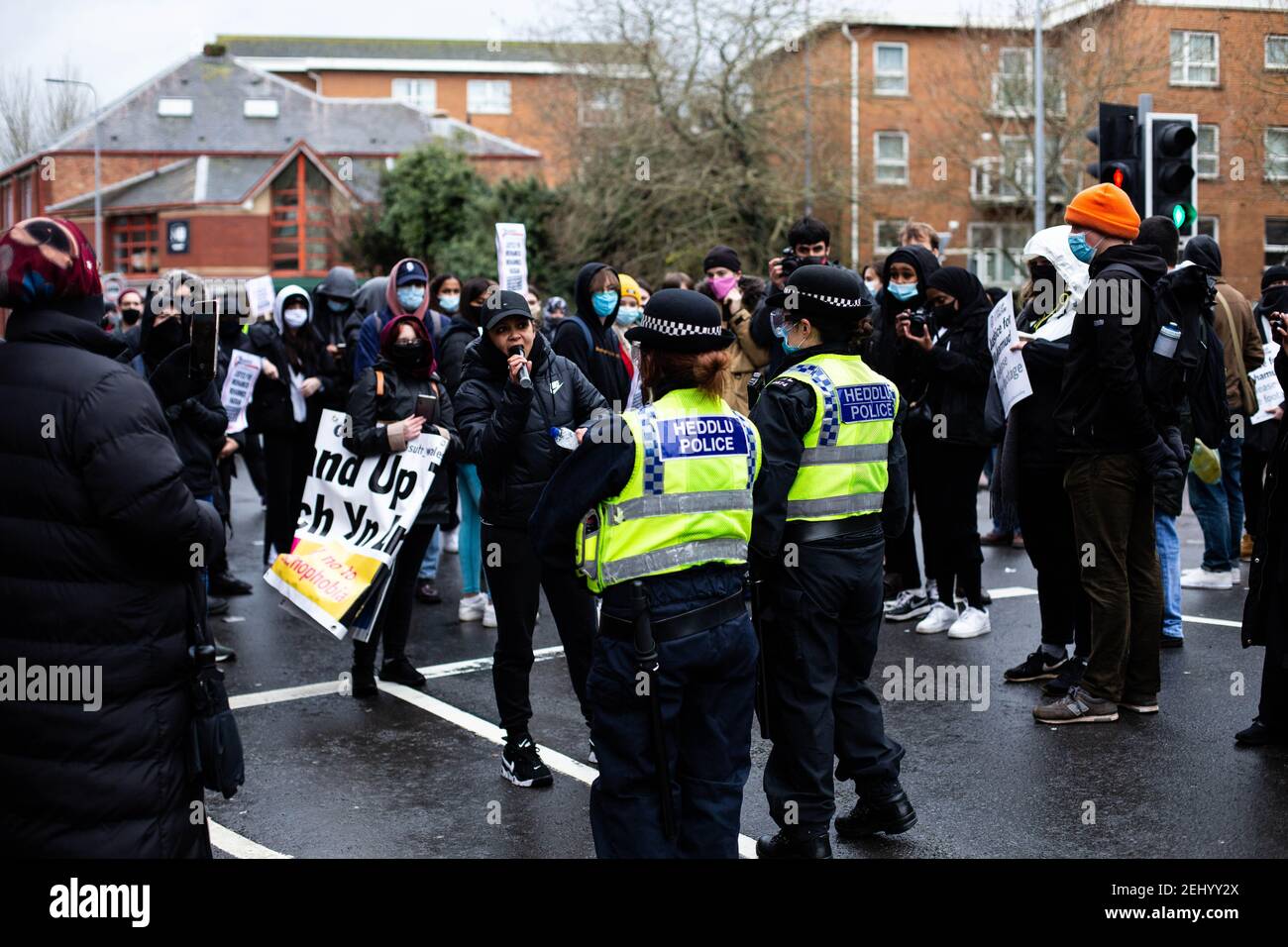 Demonstranten vor der Polizeistation Cardiff Bay solidarisch, um die fehlende Aussetzung des Offiziers, der an Mohamud Hassans Tod beteiligt war, in Frage zu stellen. Stockfoto