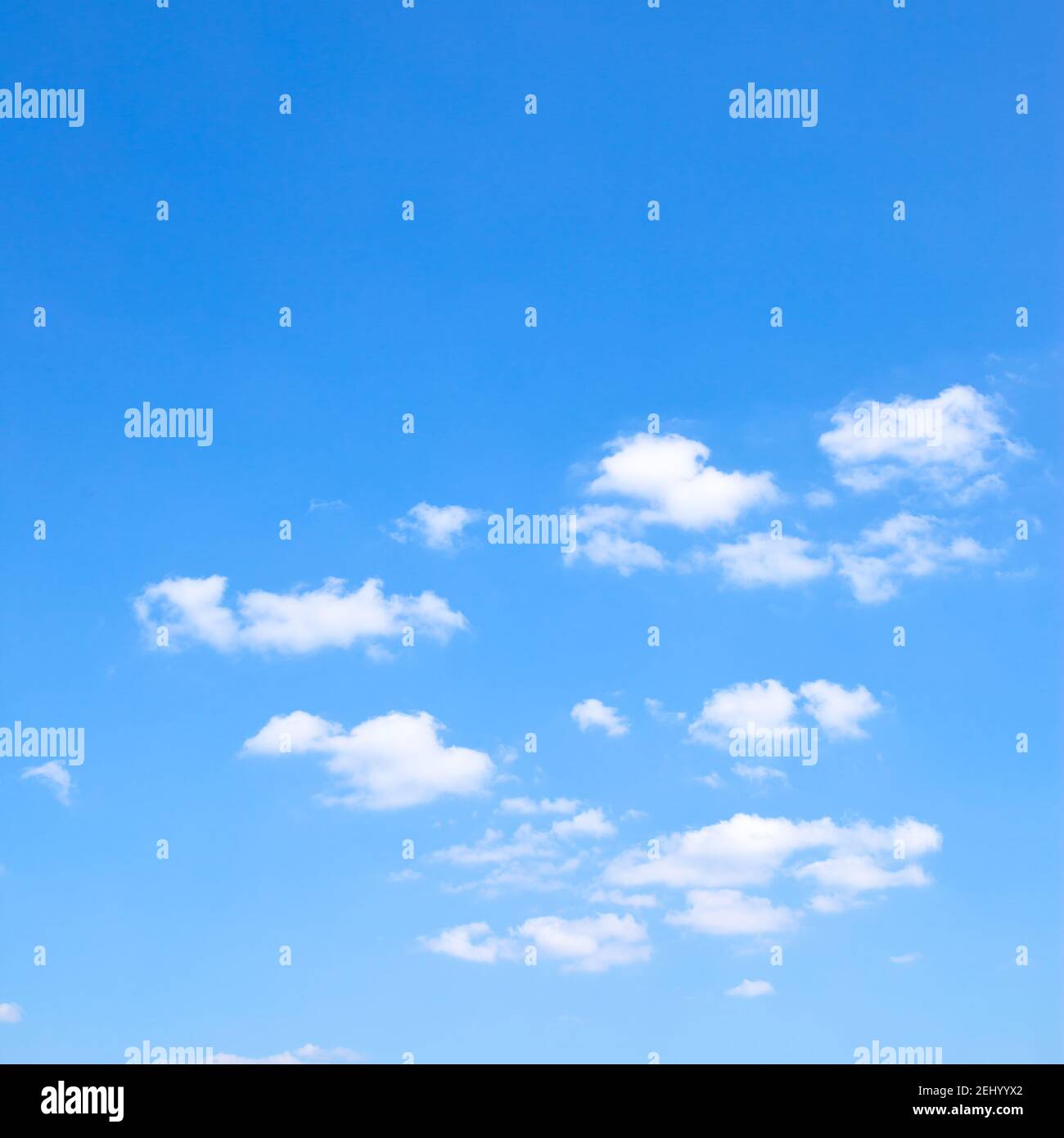 Blauer Frühlingshimmel mit weißen Wolken. Hintergrund, Wolkenlandschaft Stockfoto