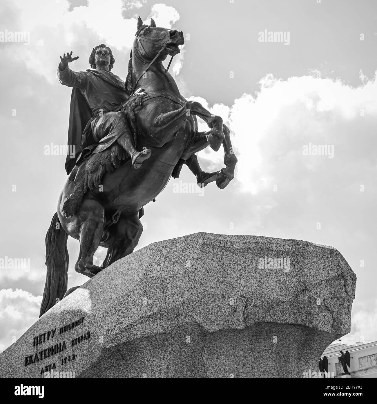 Der Bronzepferde - Reiterstatue von Peter dem Großen auf dem Senatsplatz in Sankt Petersburg, Russland. Wahrzeichen und Wahrzeichen der Stadt. Schwarz Stockfoto